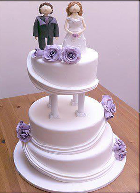 עוגת חתונה מיוחדת: הקומה השנייה והשלישית מופרדות בעמודים